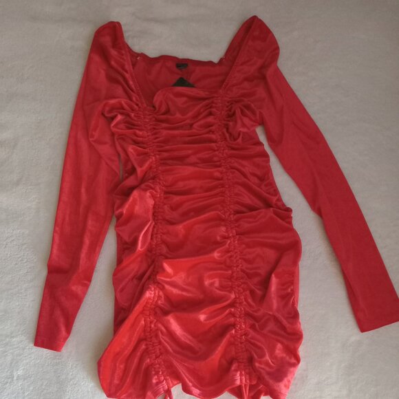 The red dress - Picture 1 of 5